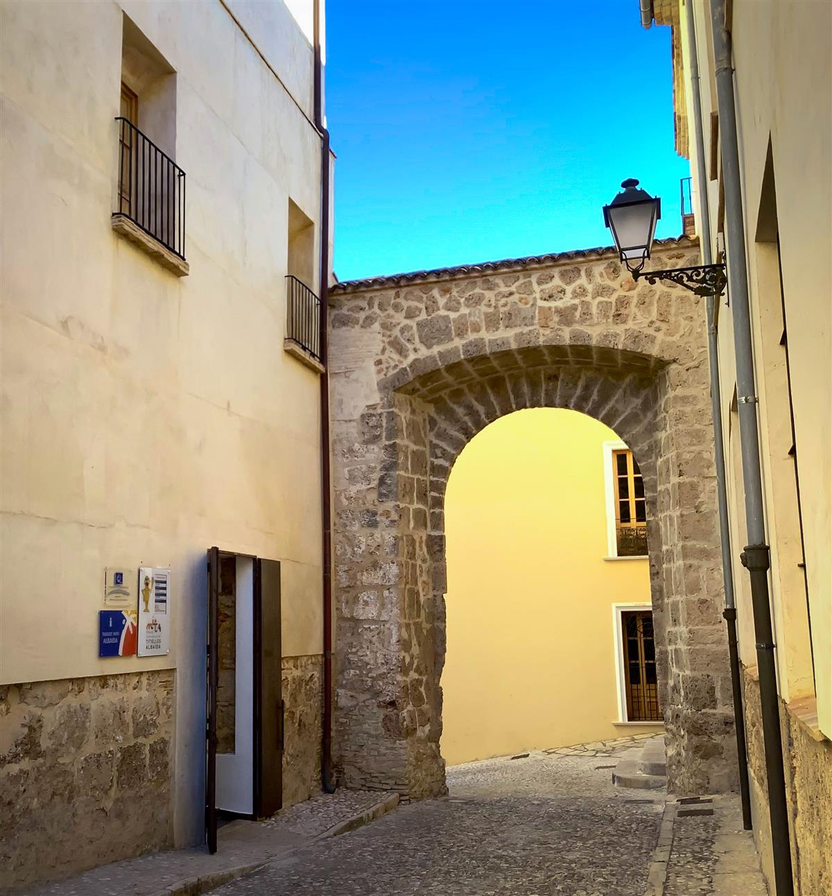 Puerta de acceso al Museo internacional de títeres de Albaida
